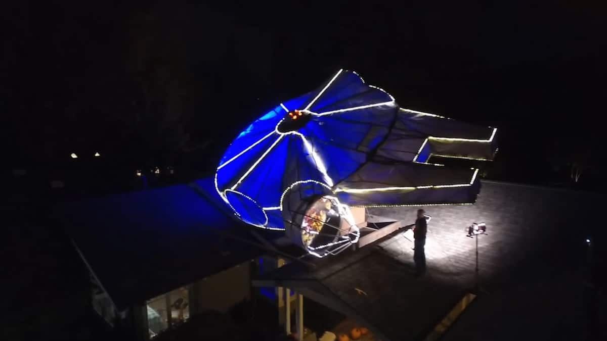 Family built a life-sized MILLENNIUM FALCON on their roof for Christmas