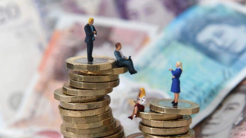 Household savings rise by £20.9 billion despite historically low interest rates