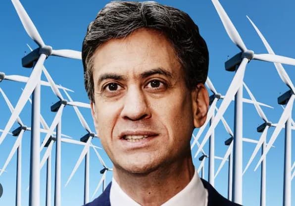 Ed Miliband aims for ‘rooftop solar revolution’ amid energy scheme approvals