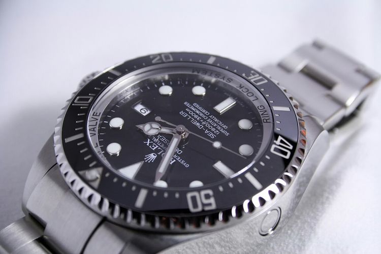 https://unsplash.com/es/fotos/reloj-analogico-rolex-de-color-plateado-leyendo-a-la-155-133Vq4tTpBQ
