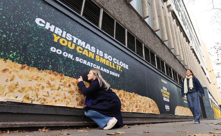 *** FREE FOR EDITORIAL USE ***
Subway rolls out a giant scented billboard in Blackfriars, London, to celebrate the launch of its new sage & onion stuffing-topped bread this festive season – as research reveals the best smells of Christmas. Credit: PinPep/Subway. Immediate release 00:01 9th December 2025.