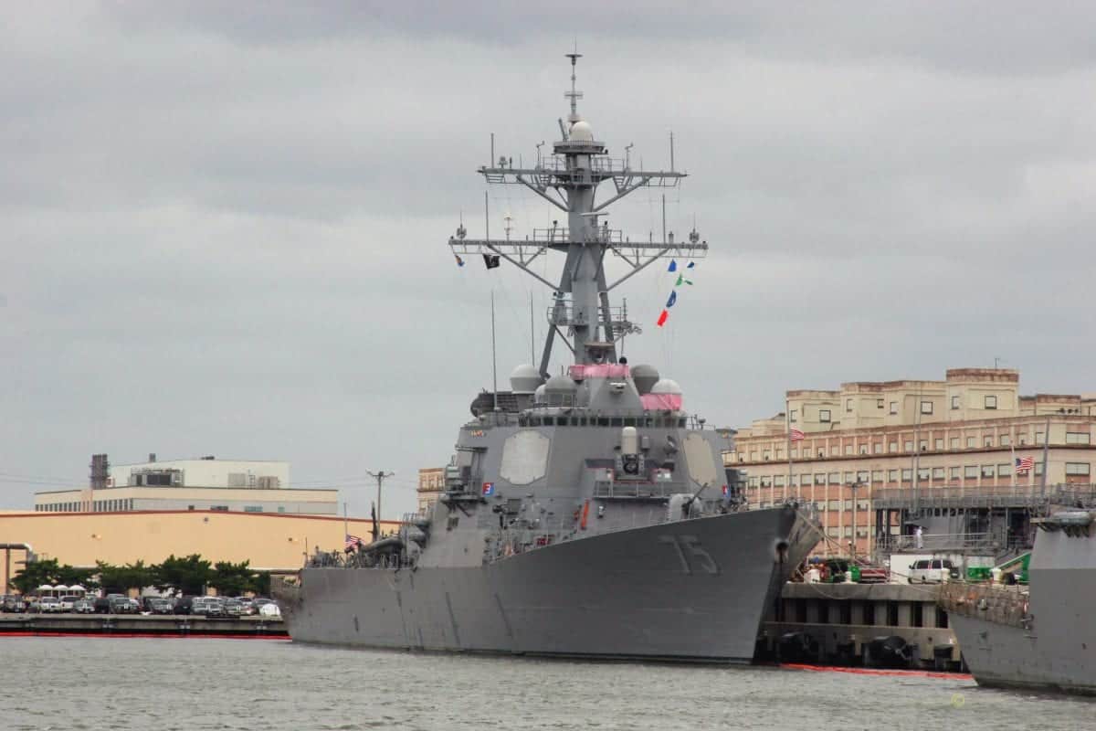 Russian Attack Jets Make Dangerously Close Pass Over US War Ship