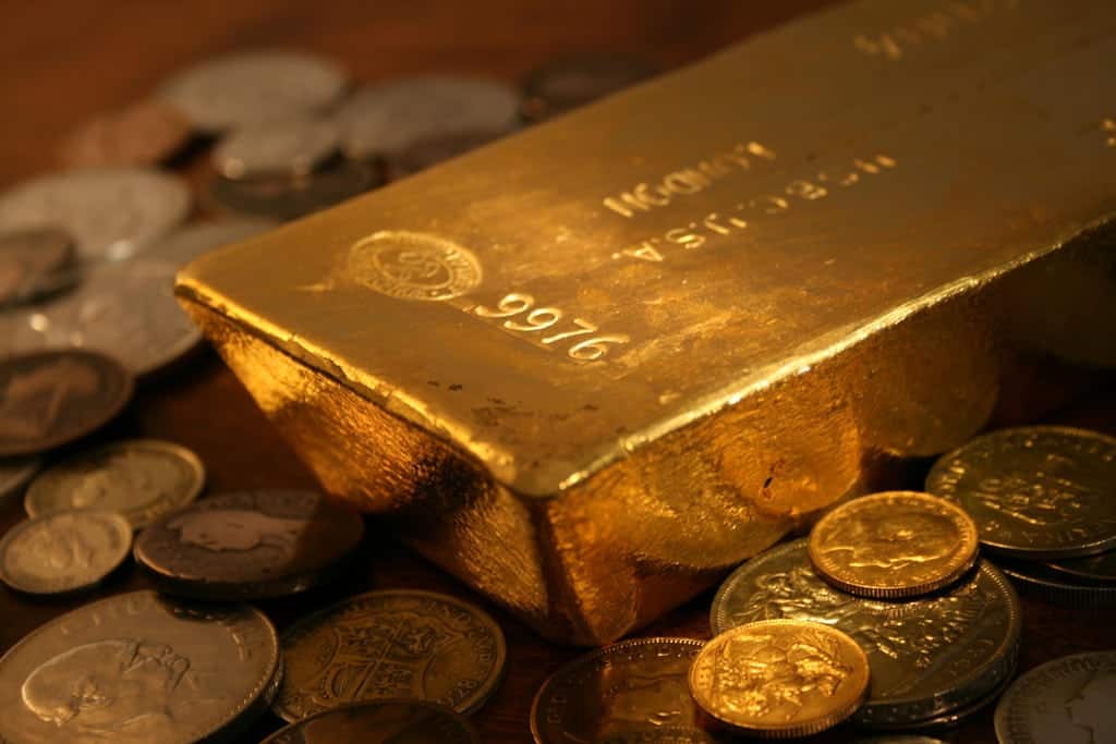 Man accused of stealing “cookie size” pieces of gold by hiding it up his bum