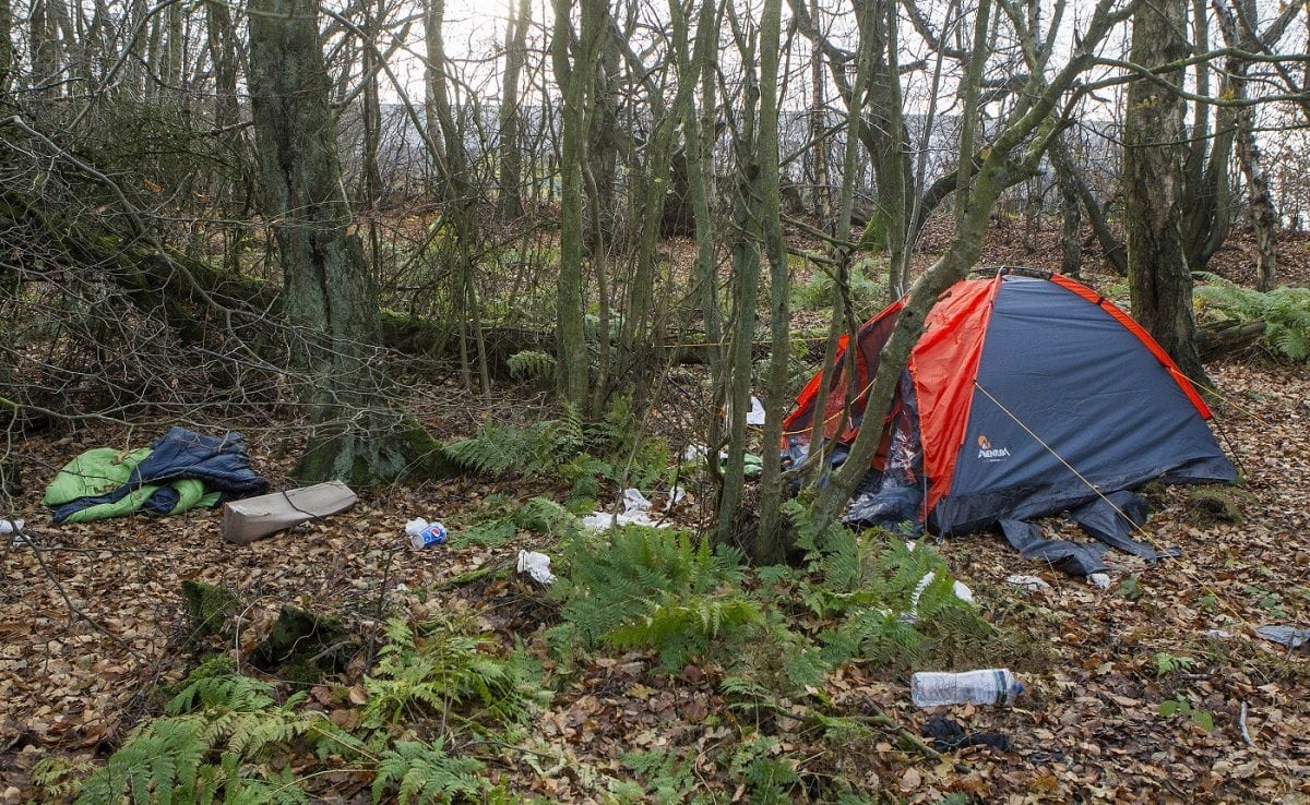 A shift worker at Amazon Dunfermline has pitched up a tent in woods next to the depot. Web retailer Amazon has come under fire after it emerged that some staff are living in tents in freezing conditions close to its distribution centre.
