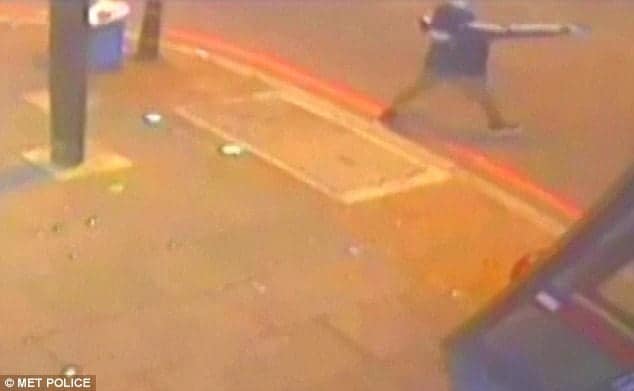 Watch – Thugs open fire on busy London street