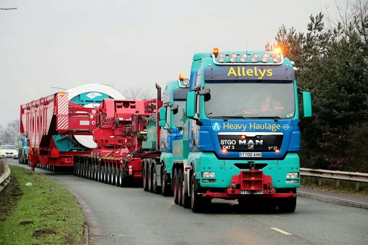 Incredible pictures show lorry carrying 560 tonne load