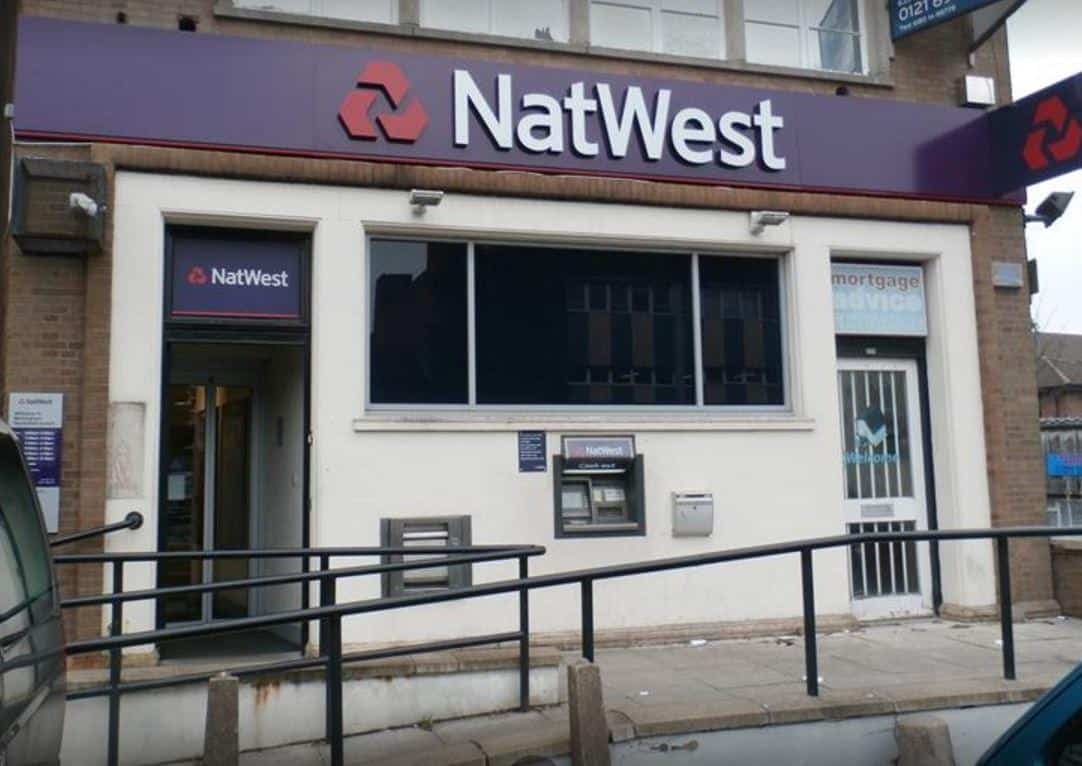 Watch – Armed police arrest suspected Birmingham bank robber