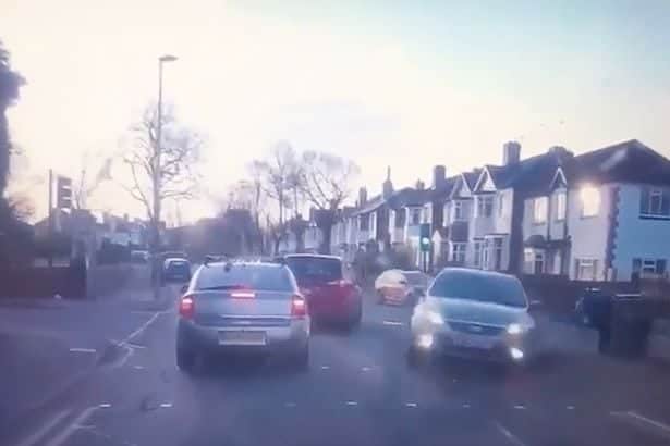 Watch – Out of control Mondeo crash head on into van