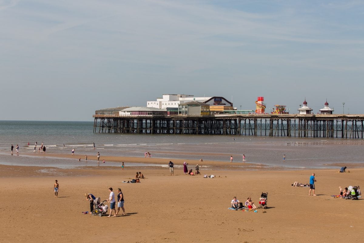 ﻿Seaside towns must be inspired to reinvent themselves, Lords report says