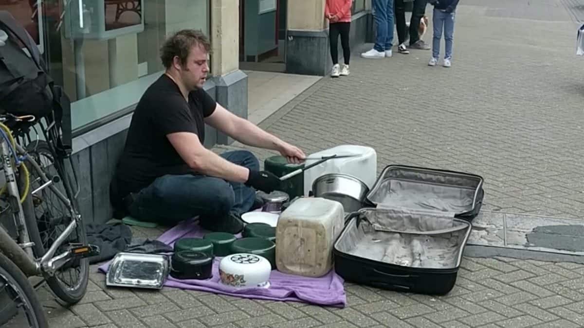 Watch – Wow! Busker creates hypnotic music using old kitchen gadgets