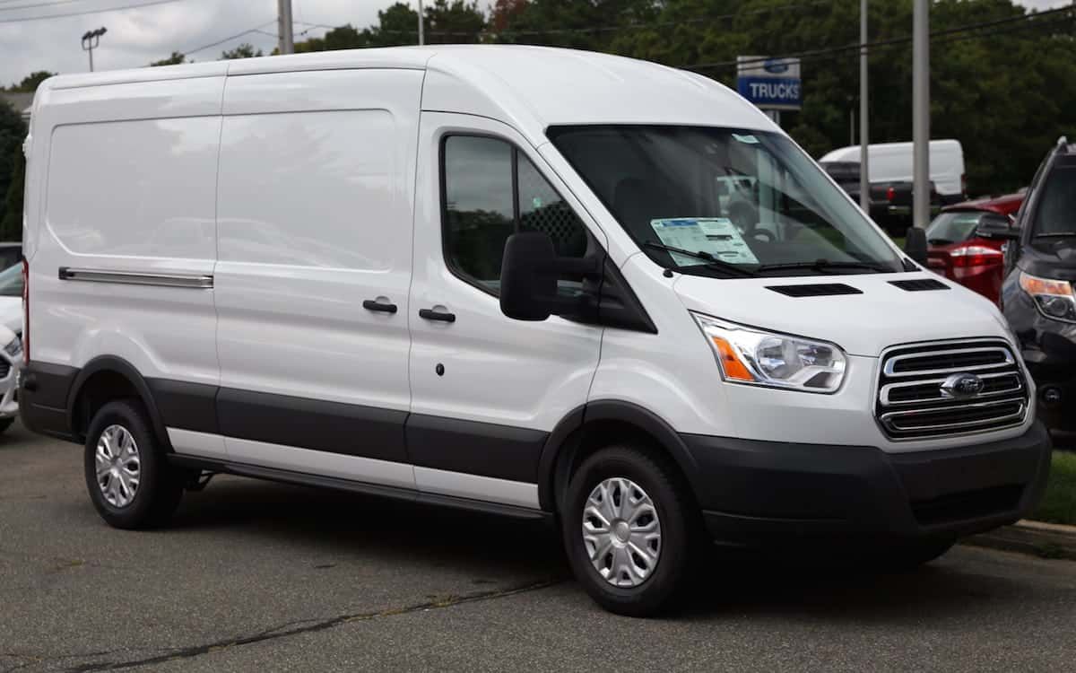 Watch – Van driver shows two-second trick used by thieves to break into Ford Transits