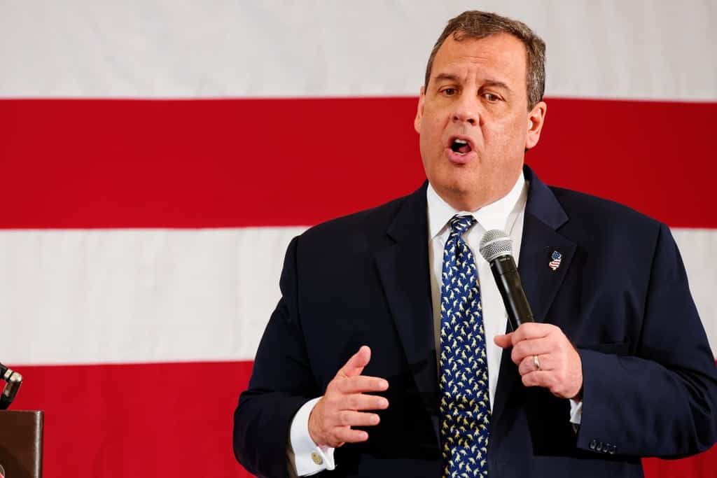 US governor pictured sunbathing on beach after closing it to the public