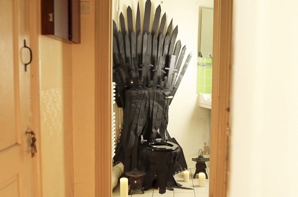 Game of Thrones nut transforms his toilet into an Iron Throne