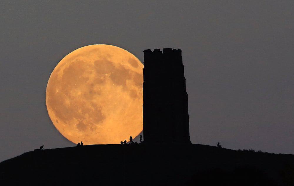 In Pics – The buck moon rises over Glastonbury Tor