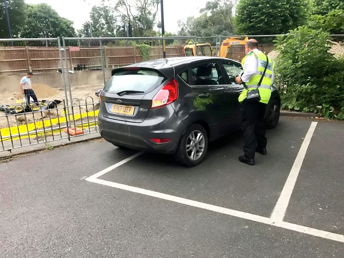 Traffic Warden’s terrible job at parking has left people outraged