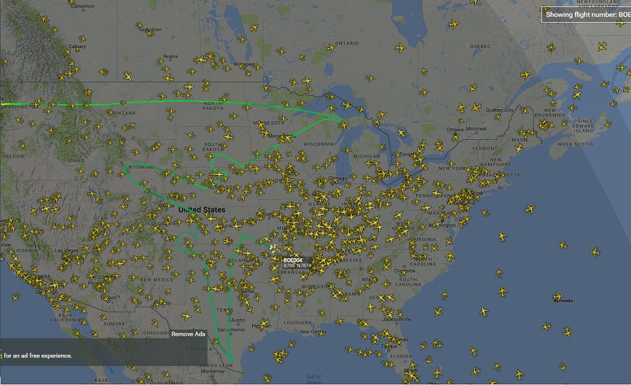Live: A Boeing 787 is drawing a giant Dreamliner in the sky!