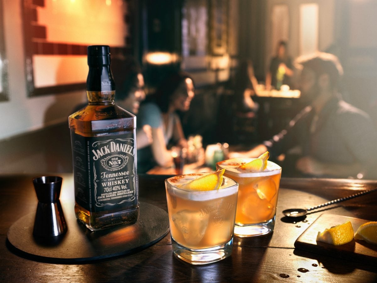 Что пьют в баре. Джек Дэниэлс виски лимон. Напиток Джек Дэниэлс. Виски Фоулерс. Jack Daniels и Jim Beam Ballantines.