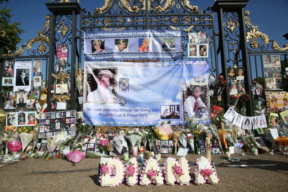 Diana “superfan” splashed £3,000 travelling from Australia to lay flowers at Kensington Palace, on the 20th anniversary of her death.