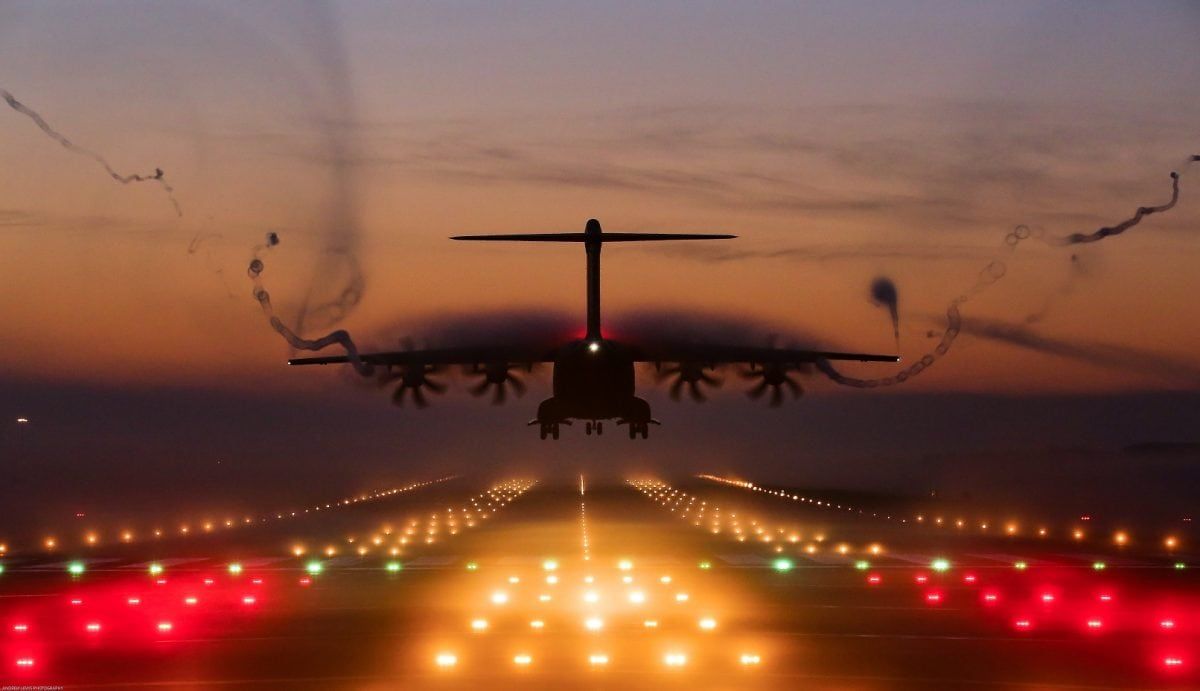 Stunning image shows water vapour silhouette as aircraft lands on runway