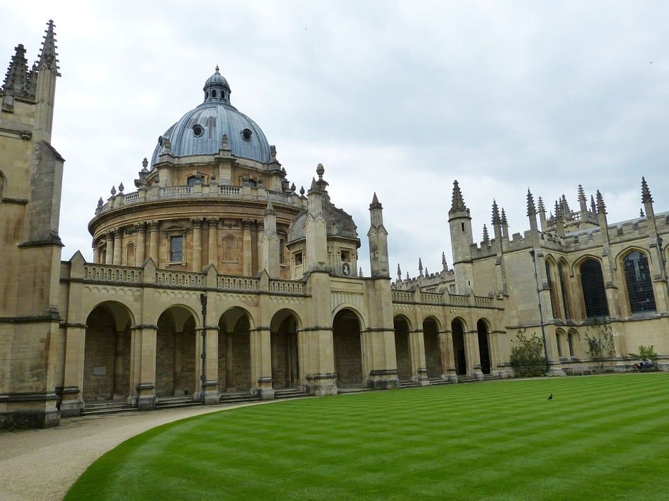 Oxford University dean brands own students “entitled” after they smashed glasses & abused catering staff at a traditional college dinner