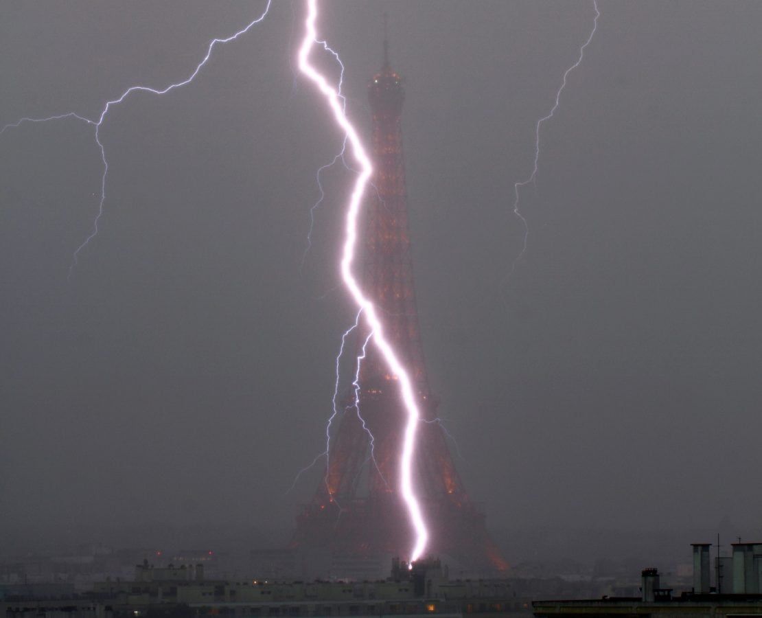 Photographer captures the moment lightning hits the top of the Eiffel Tower