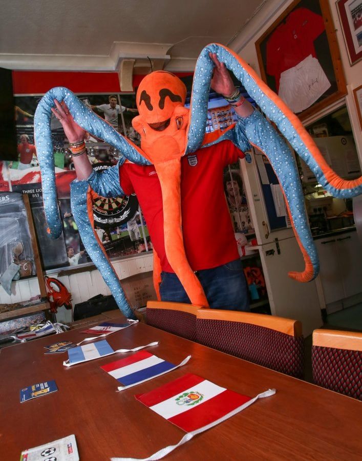 Nobtopus = man dresses as octopus to predict World Cup results