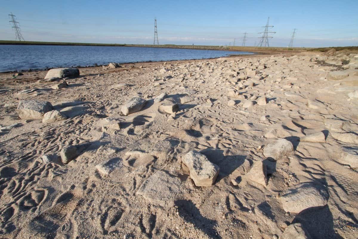 Scorching heatwave transforms 1250ft Pennines reservoir into a DESERT