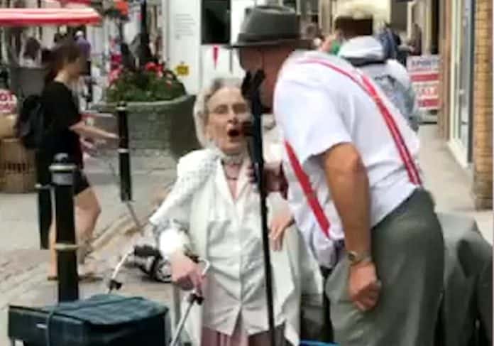 Video shows crowd ‘in tears’ as pensioner performs duet of ‘Wonderful World’ with busker