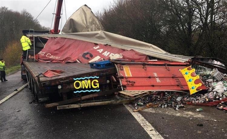 Driver with severe injuries after vehicle overturned and filled the road with beer