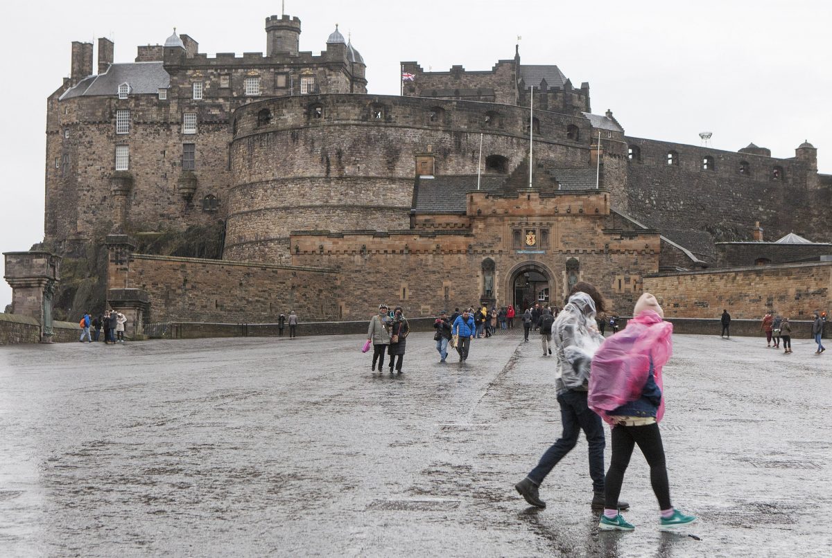 Plans to introduce a £2 tourist tax for Edinburgh have been welcomed by hoteliers