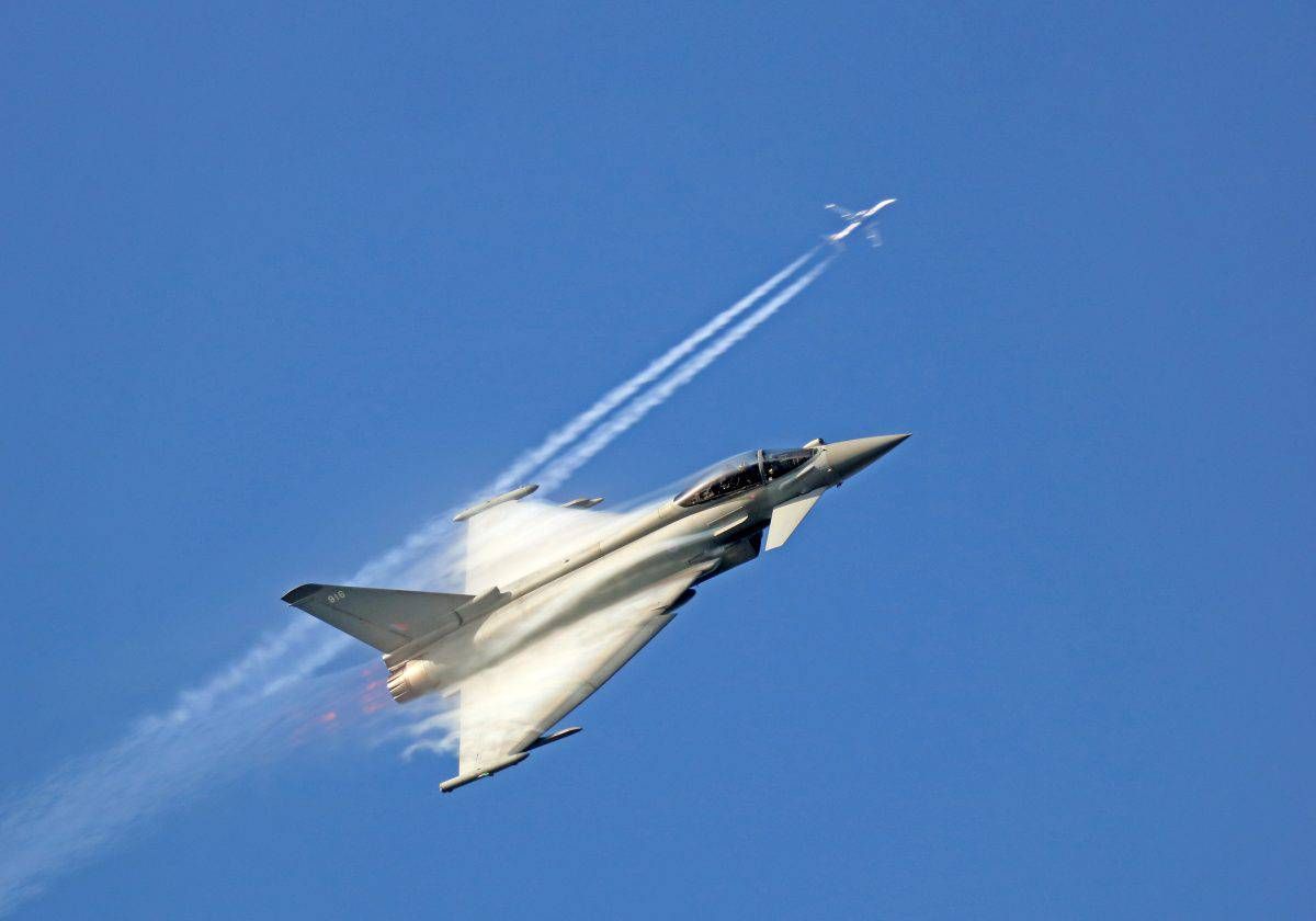 Aero photographer captures the moment fighter and passenger jets cross paths