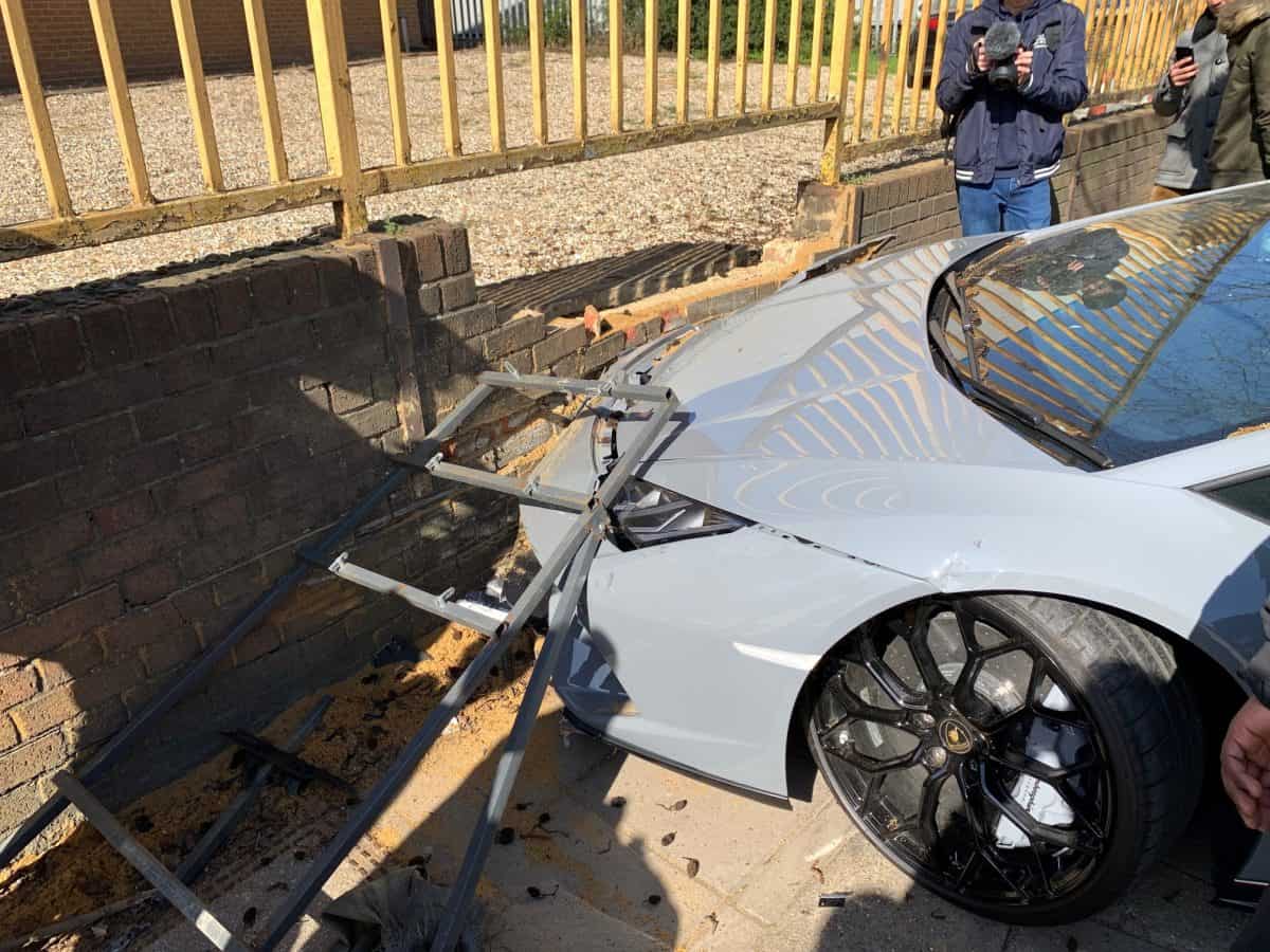 Video – Driver smashed his £250,000 Lamborghini into tree
