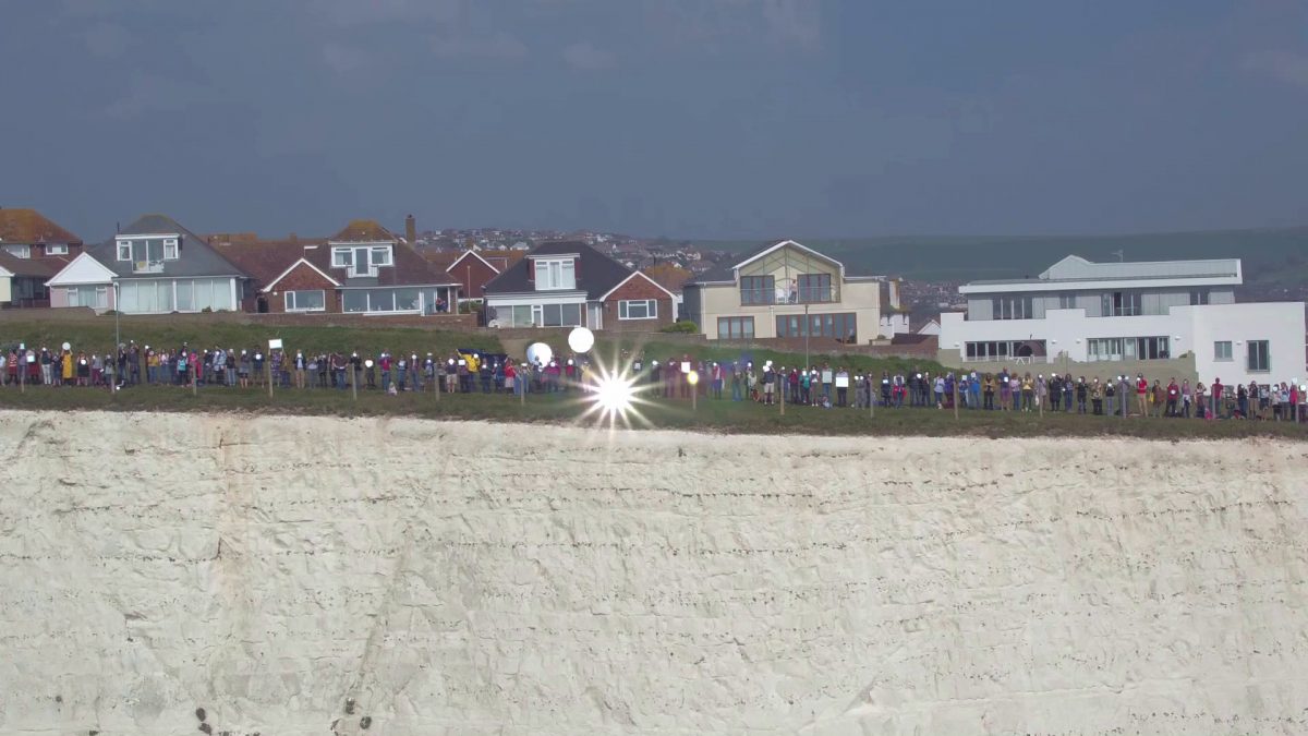 Video – 400 people gathered with mirrors on south coast to flash SOS signal to Europe