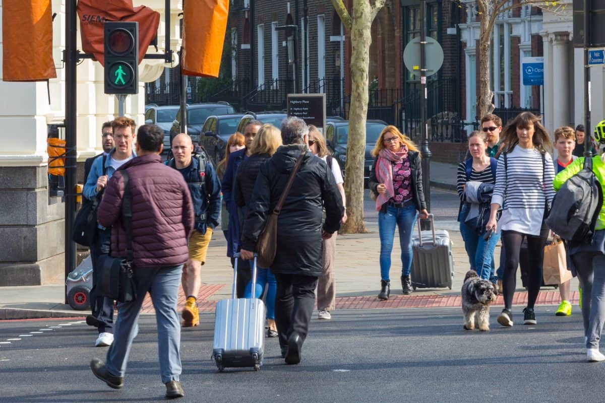 London pedestrians in danger as traffic lights gives just SIX seconds to cross busy road