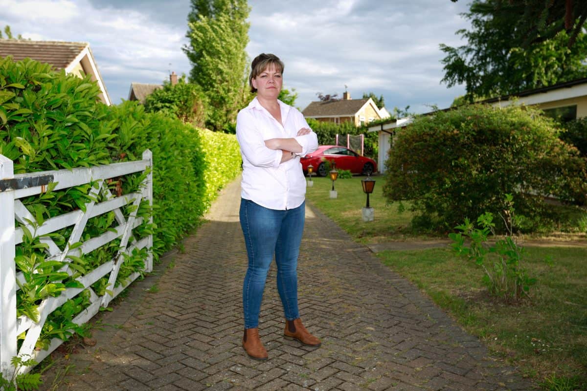 Lara Acutt, 37, has been locked in a four year dispute with her neighbour (Picture: SWNS)


Read more: https://metro.co.uk/2019/05/29/neighbour-filmed-dumping-massive-pile-clippings-driveway-four-year-feud-9728103/?ito=cbshare

Twitter: https://twitter.com/MetroUK | Facebook: https://www.facebook.com/MetroUK/