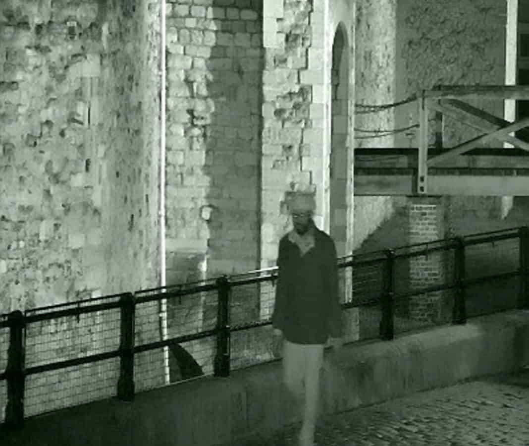 Man has been caught on CCTV breaking INTO the Tower of London