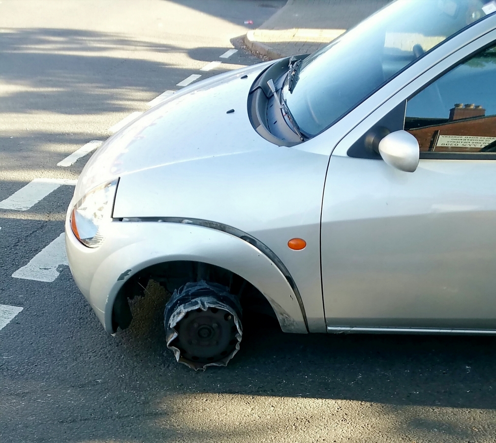 Police stop driver with one tyre missing after officers spotted it