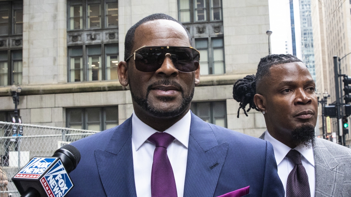 R Kelly arrested on child pornography charges