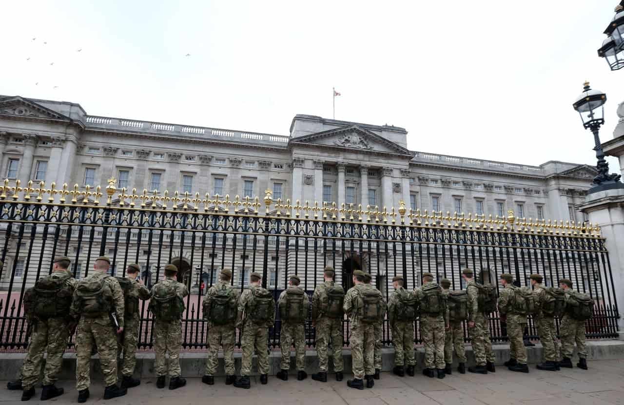 Man arrested after scaling Buckingham Palace’s front gates