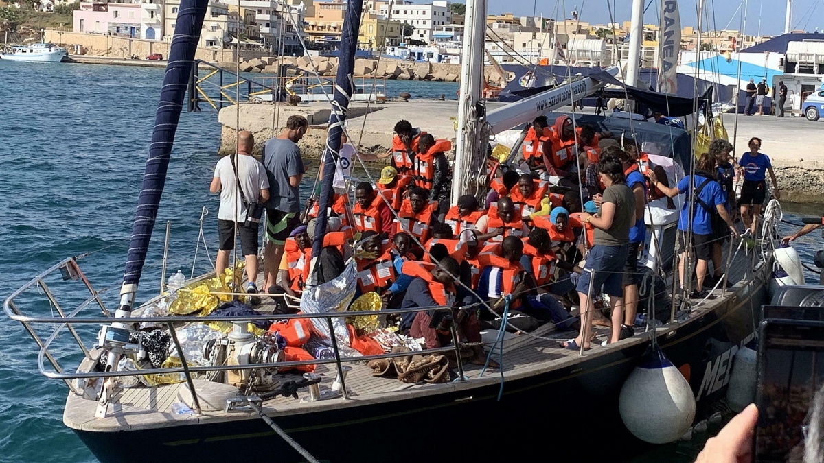 Migrants in Italy boat dispute disembark despite ban