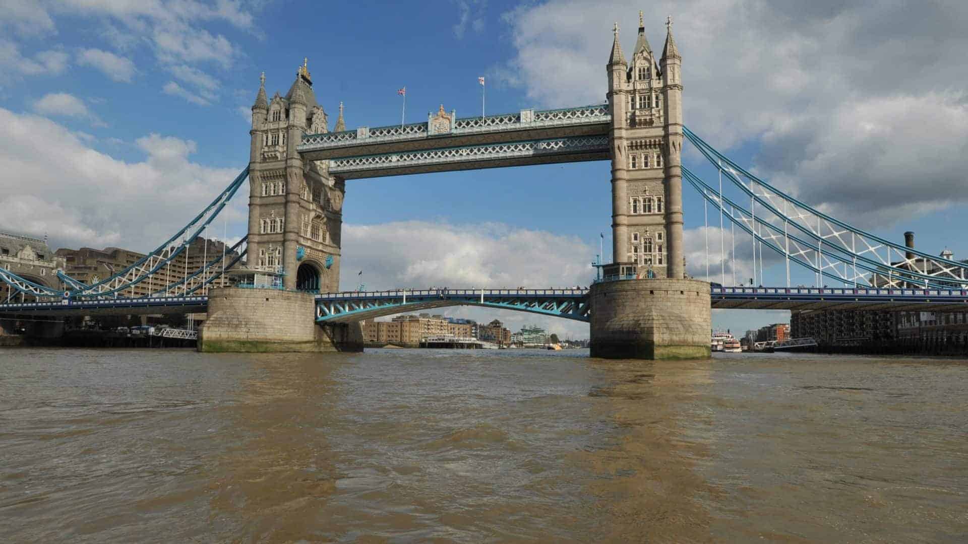 Giant wet wipe island is ‘changing the course of the Thames’ in London