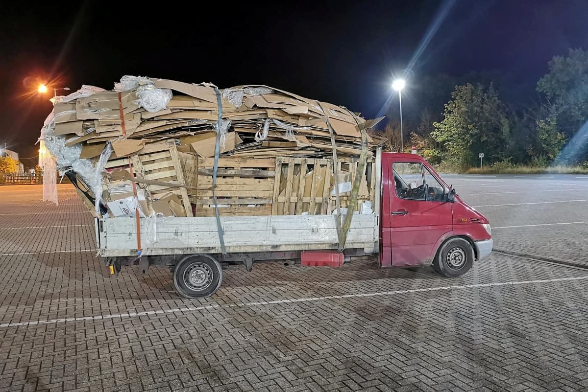 Police troll driver dubbed “Steptoe and Son” after piling his van with dozens of wooden pallets