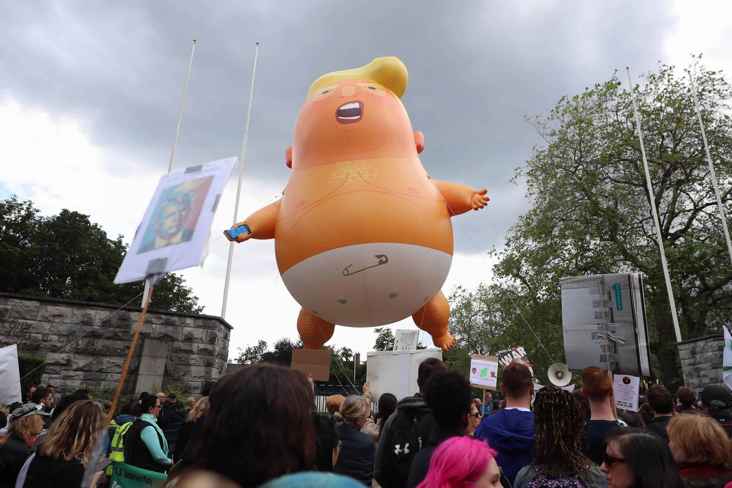 Baby Trump balloon stabbed & deflated at Alabama appearance