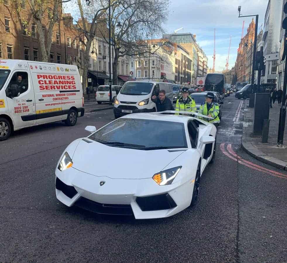 Lamborghini breaks down outside Harrods & ends up pushed by two police officers