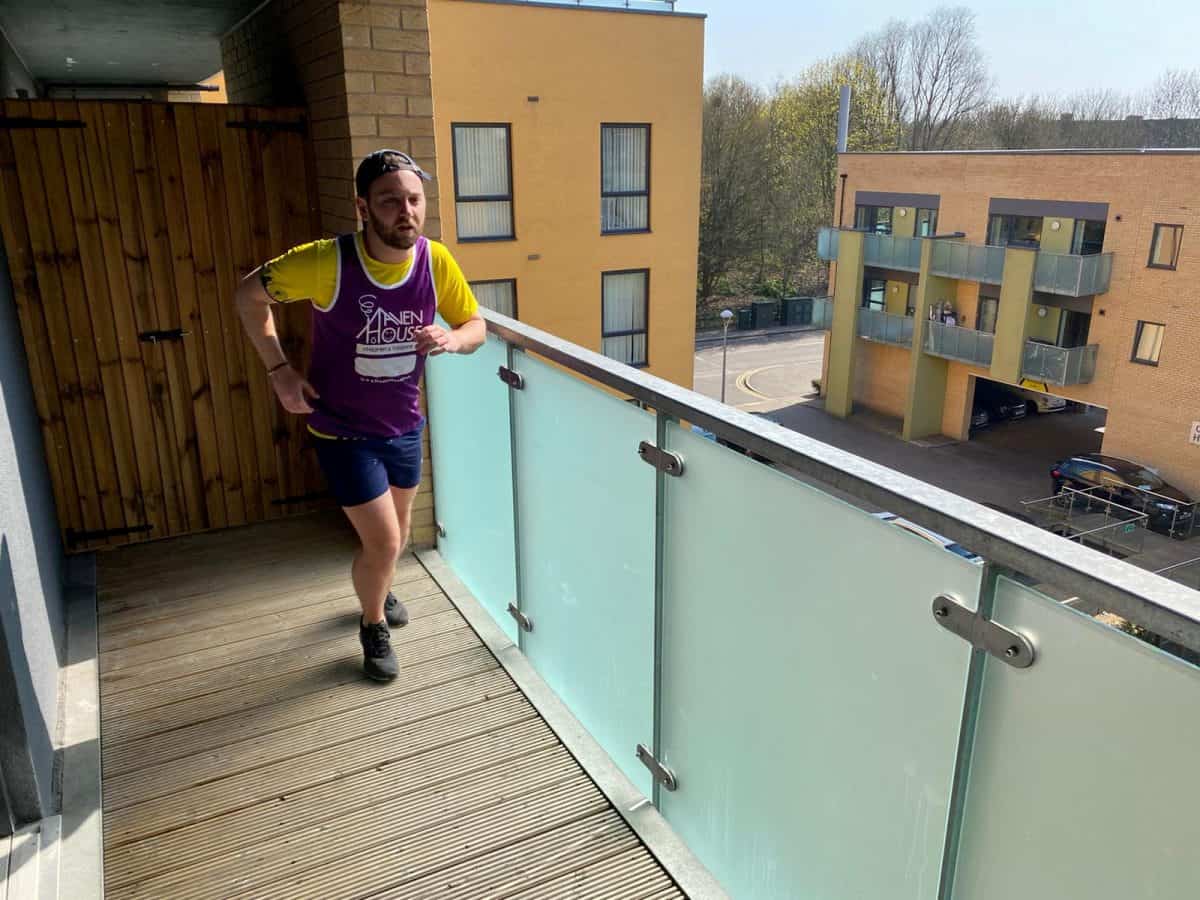 Runner completes half-marathon on his balcony
