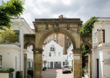 3 Laverton Mews cobbled street