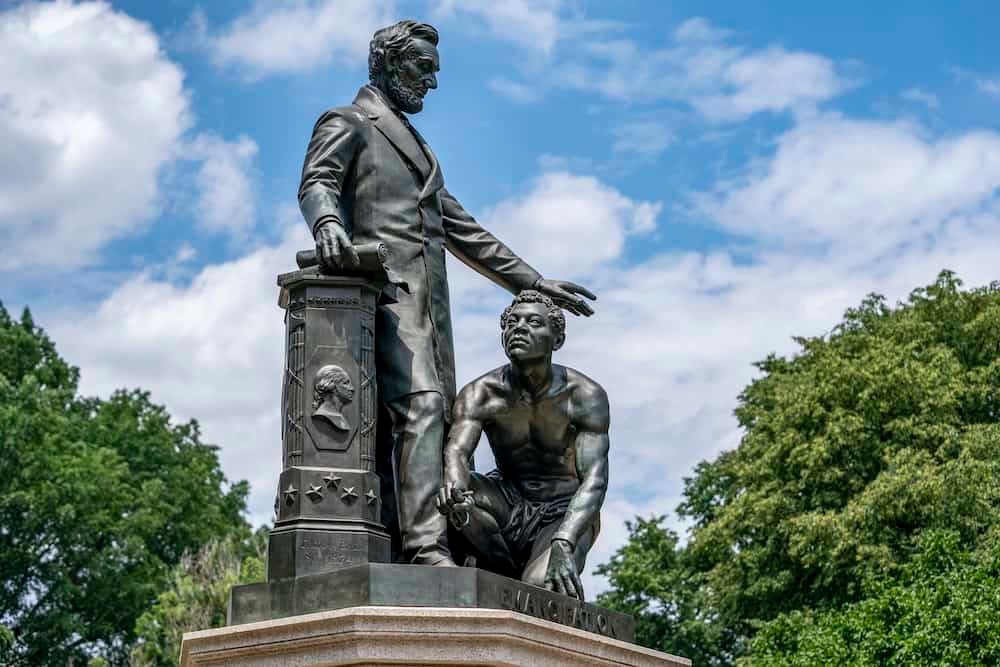 Statues of slave kneeling before Abraham Lincoln must go