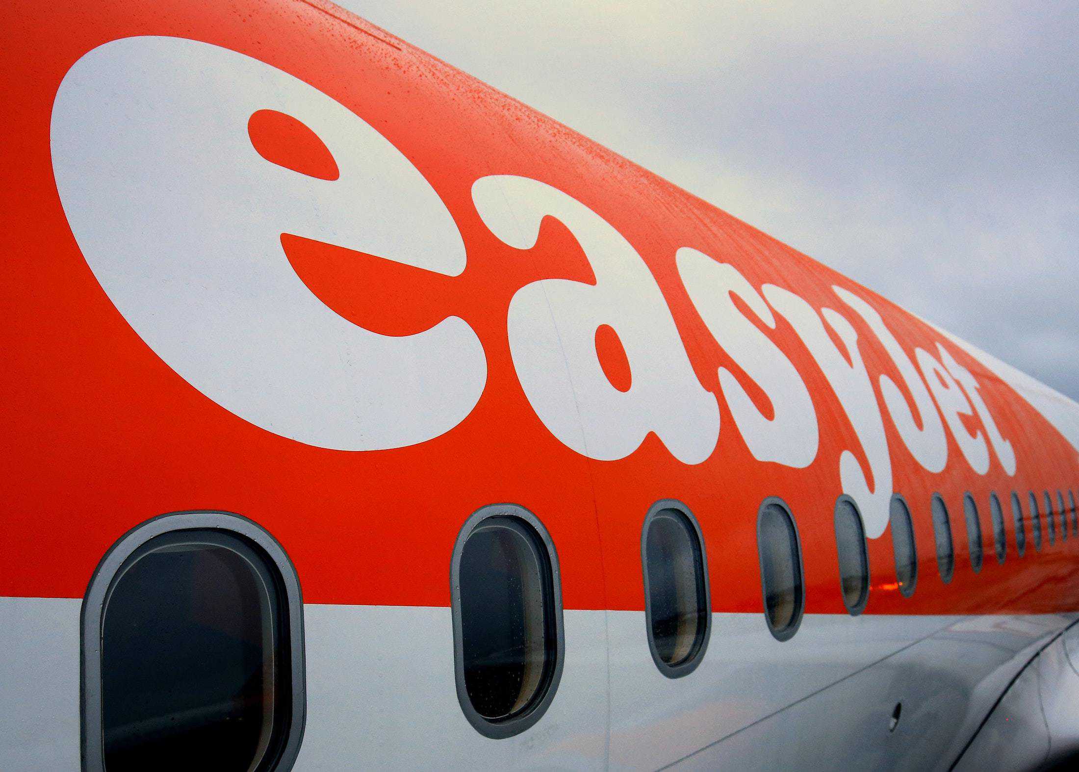 Video – Woman kicked off easyJet plane after ‘refusing to wear mask and ranting at crew’