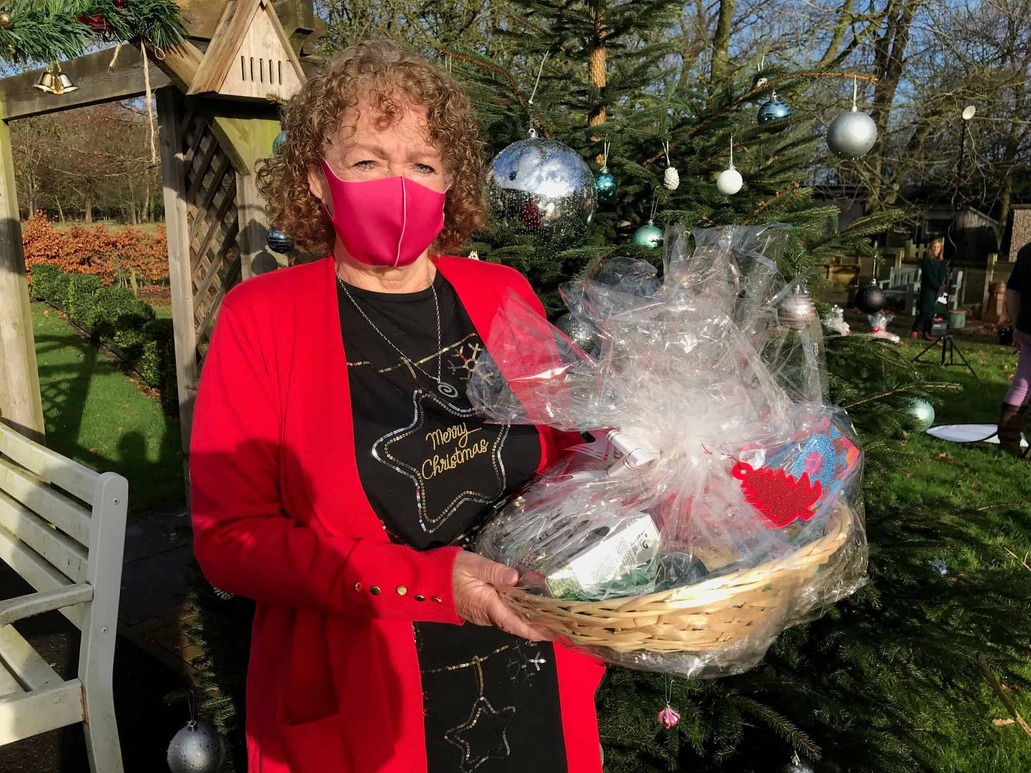 Sunak pay attention! Lottery winners team up to deliver Christmas hampers to carers