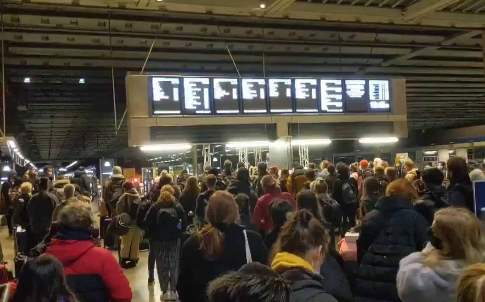 London stations rammed as thousands flee ‘tier 4’ for Christmas